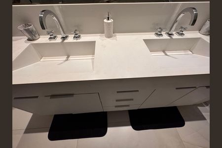 Casa de condomínio à venda com 450m², 4 quartos e 3 vagas Casa de condomínio à venda com 450m², 4 quartos e 3 vagasSuíte 1 - Banheiro