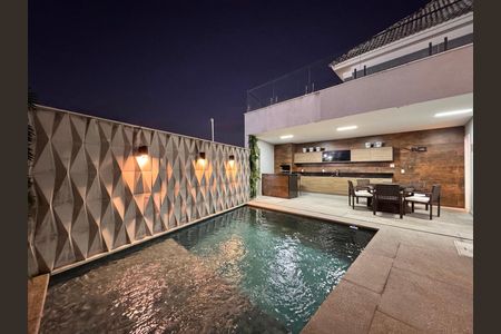 Casa de condomínio à venda com 450m², 4 quartos e 3 vagas Casa de condomínio à venda com 450m², 4 quartos e 3 vagasÁrea externa