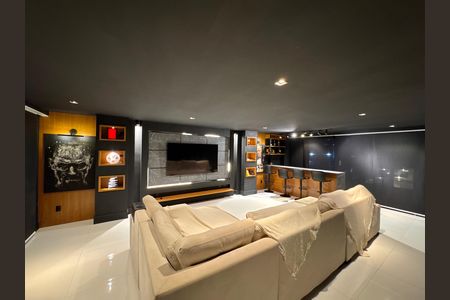 Casa de condomínio à venda com 450m², 4 quartos e 3 vagas Casa de condomínio à venda com 450m², 4 quartos e 3 vagasSala de TV