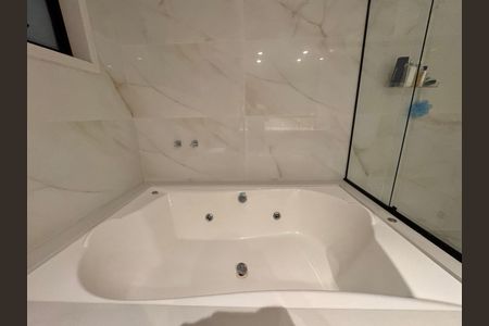 Casa de condomínio à venda com 450m², 4 quartos e 3 vagas Casa de condomínio à venda com 450m², 4 quartos e 3 vagasSuíte 1 - Banheiro