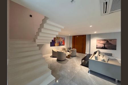 Casa de condomínio à venda com 450m², 4 quartos e 3 vagas Casa de condomínio à venda com 450m², 4 quartos e 3 vagasSala