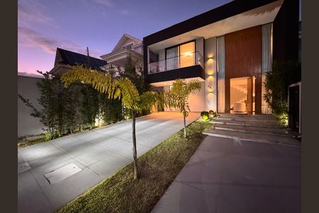 Casa de condomínio à venda com 450m², 4 quartos e 3 vagas Casa de condomínio à venda com 450m², 4 quartos e 3 vagasFachada