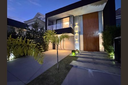 Casa de condomínio à venda com 450m², 4 quartos e 3 vagas Casa de condomínio à venda com 450m², 4 quartos e 3 vagasFachada