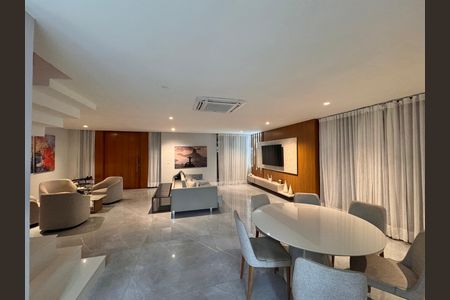 Casa de condomínio à venda com 450m², 4 quartos e 3 vagas Casa de condomínio à venda com 450m², 4 quartos e 3 vagasSala
