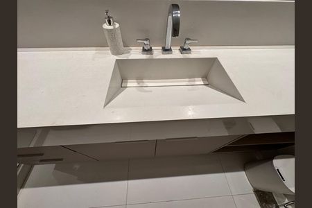 Casa de condomínio à venda com 450m², 4 quartos e 3 vagas Casa de condomínio à venda com 450m², 4 quartos e 3 vagasSuíte 4 - Banheiro