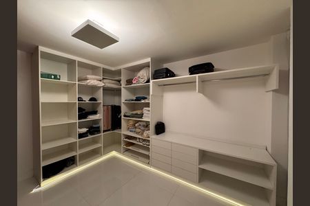 Casa de condomínio à venda com 450m², 4 quartos e 3 vagas Casa de condomínio à venda com 450m², 4 quartos e 3 vagasSuíte 1 - Closet