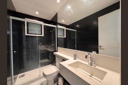 Casa de condomínio à venda com 450m², 4 quartos e 3 vagas Casa de condomínio à venda com 450m², 4 quartos e 3 vagasÁrea externa - Banheiro