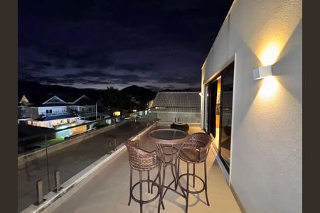 Casa de condomínio à venda com 450m², 4 quartos e 3 vagas Casa de condomínio à venda com 450m², 4 quartos e 3 vagasTerraço
