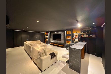 Casa de condomínio à venda com 450m², 4 quartos e 3 vagas Casa de condomínio à venda com 450m², 4 quartos e 3 vagasSala de TV