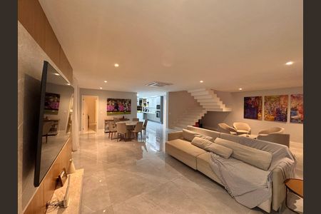 Casa de condomínio à venda com 450m², 4 quartos e 3 vagas Casa de condomínio à venda com 450m², 4 quartos e 3 vagasSala