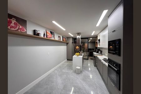 Casa de condomínio à venda com 450m², 4 quartos e 3 vagas Casa de condomínio à venda com 450m², 4 quartos e 3 vagasCozinha