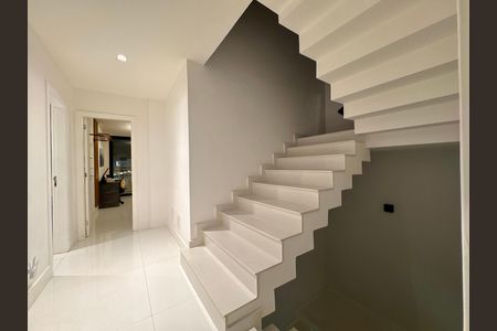 Casa de condomínio à venda com 450m², 4 quartos e 3 vagas Casa de condomínio à venda com 450m², 4 quartos e 3 vagasEscada