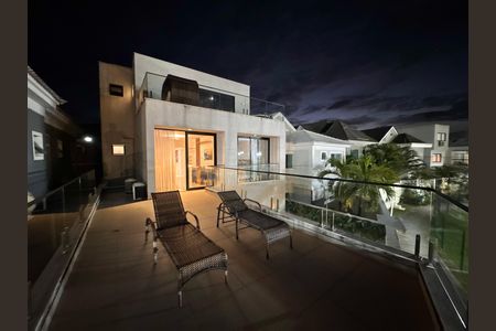 Casa de condomínio à venda com 450m², 4 quartos e 3 vagas Casa de condomínio à venda com 450m², 4 quartos e 3 vagasSuíte 3 - Varanda