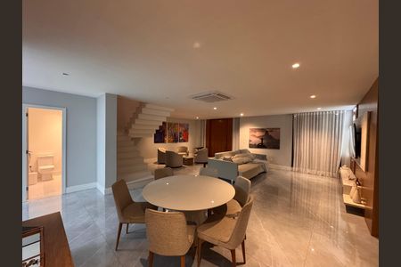 Casa de condomínio à venda com 450m², 4 quartos e 3 vagas Casa de condomínio à venda com 450m², 4 quartos e 3 vagasSala