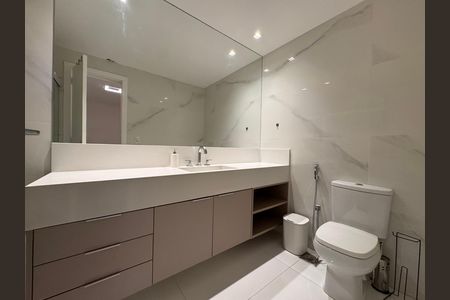 Casa de condomínio à venda com 450m², 4 quartos e 3 vagas Casa de condomínio à venda com 450m², 4 quartos e 3 vagasSuíte 4 - Banheiro