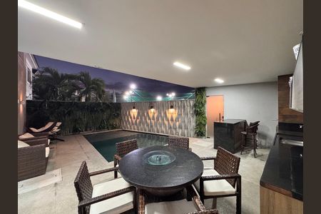Casa de condomínio à venda com 450m², 4 quartos e 3 vagas Casa de condomínio à venda com 450m², 4 quartos e 3 vagasÁrea externa