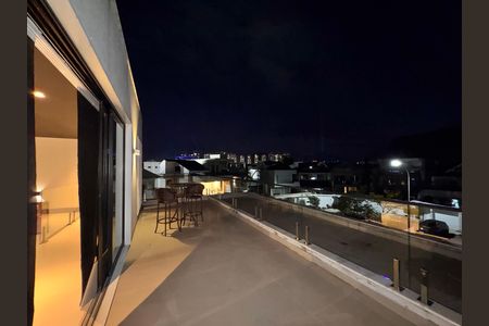 Casa de condomínio à venda com 450m², 4 quartos e 3 vagas Casa de condomínio à venda com 450m², 4 quartos e 3 vagasTerraço