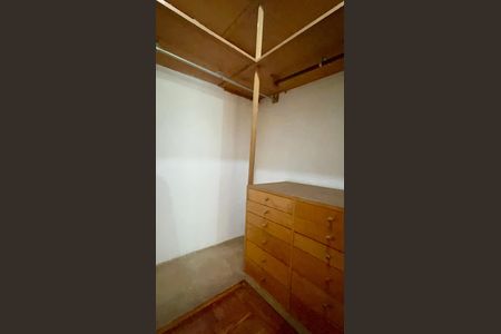 Apartamento à venda com 256m², 4 quartos e 2 vagas Apartamento à venda com 256m², 4 quartos e 2 vagasCloset da suíte