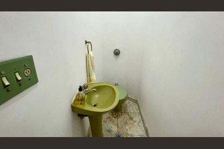 Apartamento à venda com 256m², 4 quartos e 2 vagas Apartamento à venda com 256m², 4 quartos e 2 vagasLavabo