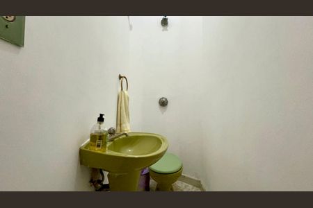 Apartamento à venda com 256m², 4 quartos e 2 vagas Apartamento à venda com 256m², 4 quartos e 2 vagasLavabo