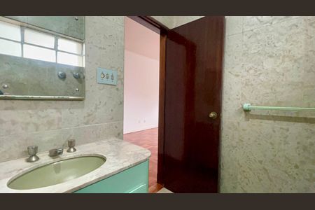 Apartamento à venda com 256m², 4 quartos e 2 vagas Apartamento à venda com 256m², 4 quartos e 2 vagasBanheiro da Suíte
