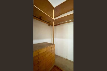 Apartamento à venda com 256m², 4 quartos e 2 vagas Apartamento à venda com 256m², 4 quartos e 2 vagasCloset da suíte