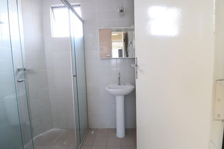 Banheiro Social de apartamento para alugar com 2 quartos, 46m² em Osvaldo Rezende, Uberlândia
