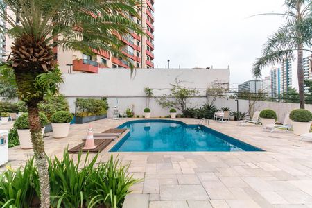 Apartamento à venda com 207m², 3 quartos e 3 vagas Apartamento à venda com 207m², 3 quartos e 3 vagasÁrea comum - Piscina