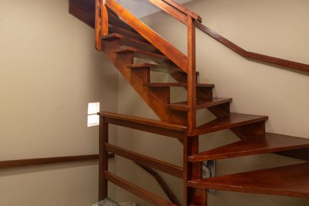 Casa à venda com 130m², 3 quartos e 1 vaga Casa à venda com 130m², 3 quartos e 1 vagaEscada