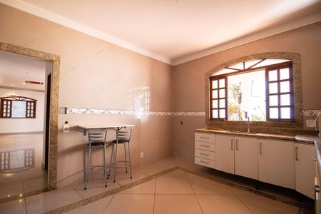 Casa à venda com 330m², 5 quartos e 3 vagas Casa à venda com 330m², 5 quartos e 3 vagasCozinha