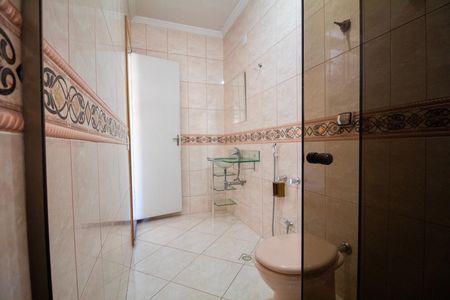 Casa à venda com 330m², 5 quartos e 3 vagas Casa à venda com 330m², 5 quartos e 3 vagasBanheiro da Suite