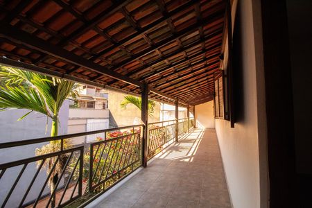 Casa à venda com 330m², 5 quartos e 3 vagas Casa à venda com 330m², 5 quartos e 3 vagasVaranda - Suite 02