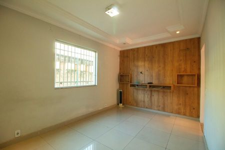 Casa à venda com 330m², 5 quartos e 3 vagas Casa à venda com 330m², 5 quartos e 3 vagasSala 2