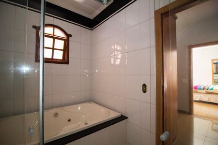 Casa à venda com 330m², 5 quartos e 3 vagas Casa à venda com 330m², 5 quartos e 3 vagasBanheiro Suite 02