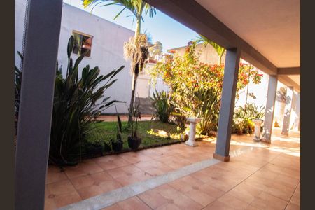 Casa à venda com 330m², 5 quartos e 3 vagas Casa à venda com 330m², 5 quartos e 3 vagasÁrea Comum