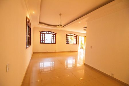 Casa à venda com 330m², 5 quartos e 3 vagas Casa à venda com 330m², 5 quartos e 3 vagasSala