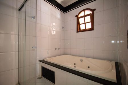 Casa à venda com 330m², 5 quartos e 3 vagas Casa à venda com 330m², 5 quartos e 3 vagasBanheiro Suite 02
