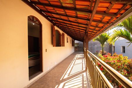 Casa à venda com 330m², 5 quartos e 3 vagas Casa à venda com 330m², 5 quartos e 3 vagasVaranda - Suite 02