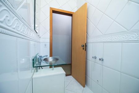 Casa à venda com 330m², 5 quartos e 3 vagas Casa à venda com 330m², 5 quartos e 3 vagasBanheiro Social