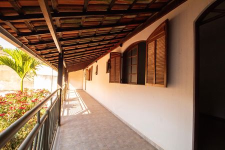 Casa à venda com 330m², 5 quartos e 3 vagas Casa à venda com 330m², 5 quartos e 3 vagasVaranda - Suite 02
