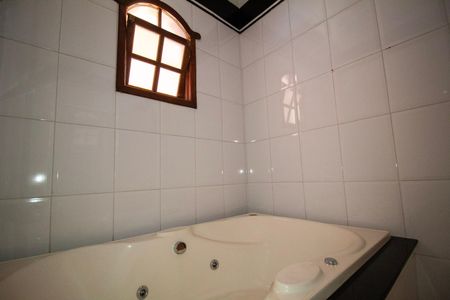 Casa à venda com 330m², 5 quartos e 3 vagas Casa à venda com 330m², 5 quartos e 3 vagasBanheiro Suite 02