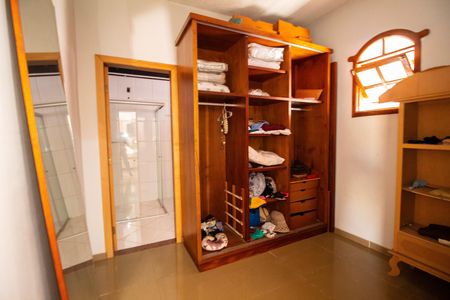 Casa à venda com 330m², 5 quartos e 3 vagas Casa à venda com 330m², 5 quartos e 3 vagasCloset da Suite 02