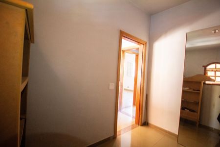 Casa à venda com 330m², 5 quartos e 3 vagas Casa à venda com 330m², 5 quartos e 3 vagasCloset da Suite 02