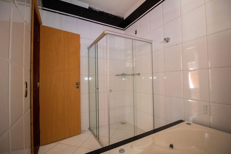 Casa à venda com 330m², 5 quartos e 3 vagas Casa à venda com 330m², 5 quartos e 3 vagasBanheiro Suite 02