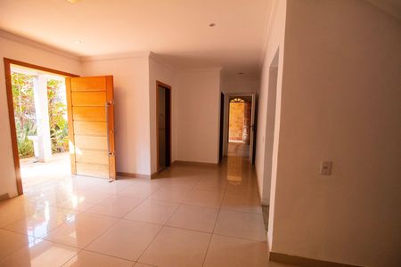 Casa à venda com 330m², 5 quartos e 3 vagas Casa à venda com 330m², 5 quartos e 3 vagasSala