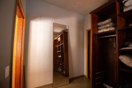 Casa à venda com 330m², 5 quartos e 3 vagas Casa à venda com 330m², 5 quartos e 3 vagasCloset da Suite 02