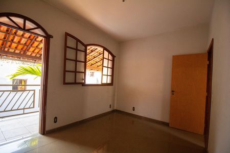 Casa à venda com 330m², 5 quartos e 3 vagas Casa à venda com 330m², 5 quartos e 3 vagasQuarto 01