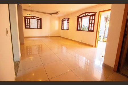 Casa à venda com 330m², 5 quartos e 3 vagas Casa à venda com 330m², 5 quartos e 3 vagasSala
