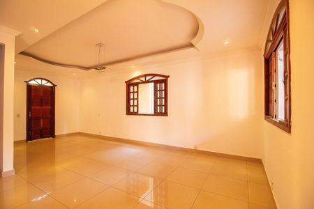 Casa à venda com 330m², 5 quartos e 3 vagas Casa à venda com 330m², 5 quartos e 3 vagasSala