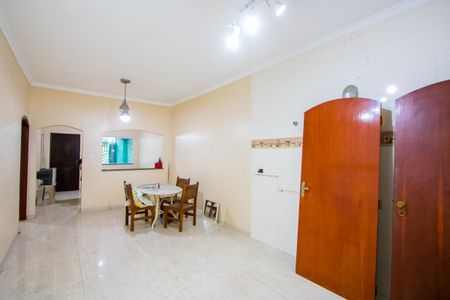 Casa à venda com 320m², 2 quartos e 2 vagas Casa à venda com 320m², 2 quartos e 2 vagasCozinha